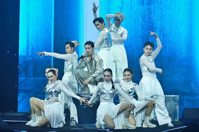 Minh Tuyết “thay váy 2 giây” gây sốt- Ảnh 7. Minh Tuyết “thay váy 2 giây” gây sốt- Ảnh 7.