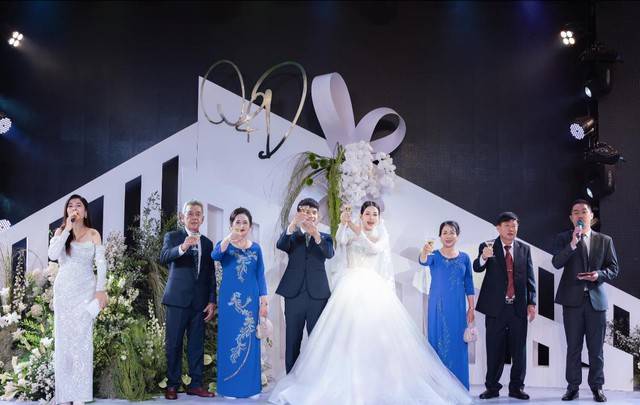 Cầu thủ nổi tiếng lứa U23 Thường Châu bất ngờ thông báo lên chức "bố" sau 5 tháng kết hôn cùng tiểu thư Gia Lai- Ảnh 2.