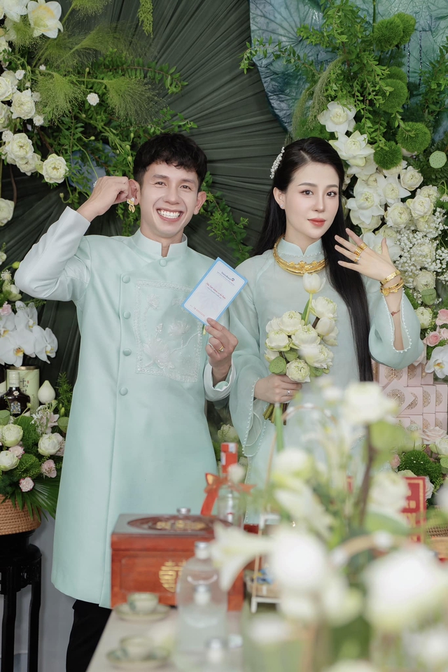 Cầu thủ nổi tiếng lứa U23 Thường Châu bất ngờ thông báo lên chức "bố" sau 5 tháng kết hôn cùng tiểu thư Gia Lai- Ảnh 1.