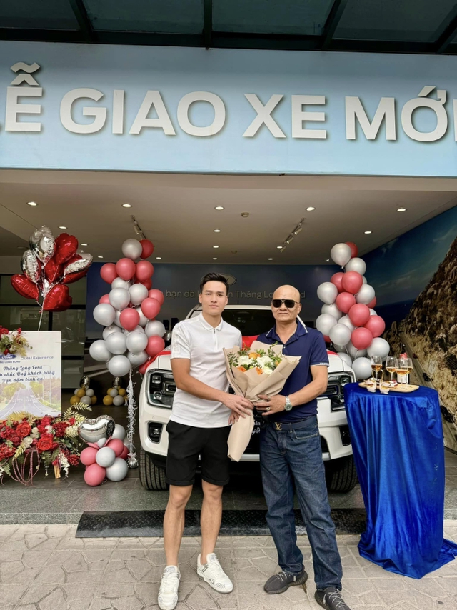 Trai đẹp "tám múi" ĐT Việt Nam gây choáng khi tậu siêu xe Porsche 5 tỷ sau khi mua nhà, mua xe cho bố mẹ- Ảnh 4.