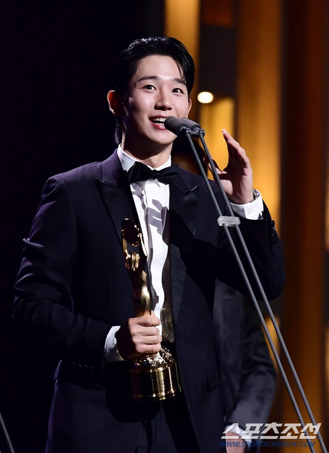 Khoảnh khắc hot nhất Rồng Xanh 2024: Jung Hae In khiến netizen phát cuồng vì 1 biểu cảm "chấn động"- Ảnh 3.