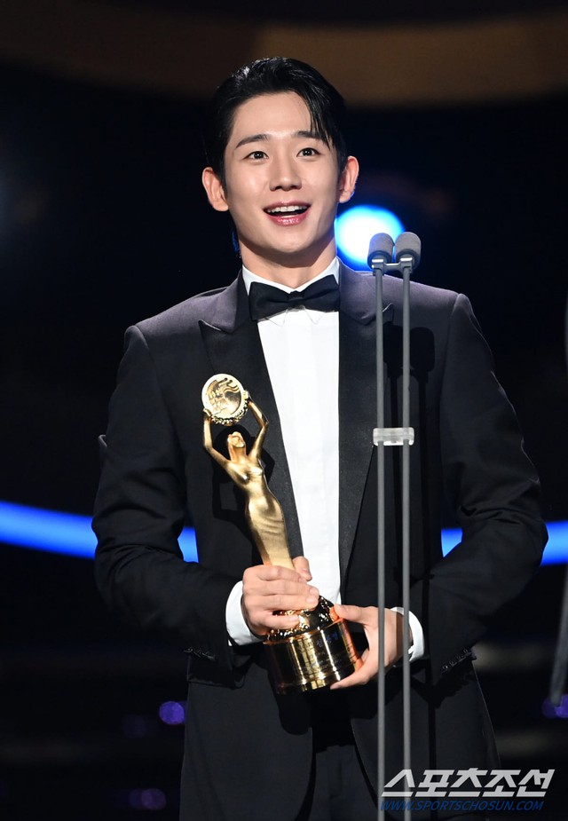 Khoảnh khắc hot nhất Rồng Xanh 2024: Jung Hae In khiến netizen phát cuồng vì 1 biểu cảm "chấn động"- Ảnh 4.
