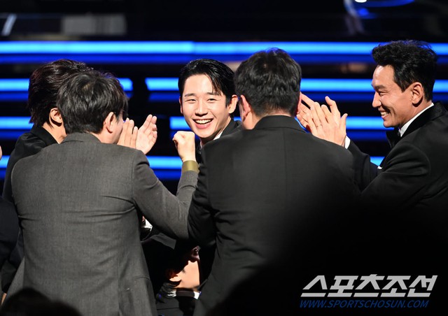Khoảnh khắc hot nhất Rồng Xanh 2024: Jung Hae In khiến netizen phát cuồng vì 1 biểu cảm "chấn động"- Ảnh 5.