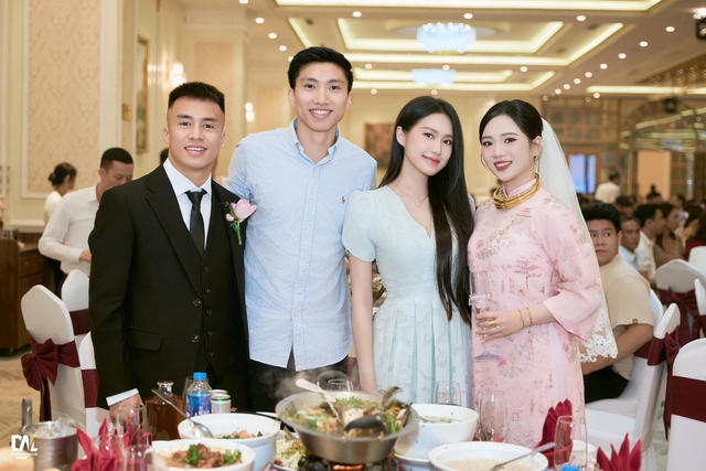 Đoàn Văn Hậu cùng Doãn Hải My dự đám cưới sao U23 Việt Nam: Mẹ bỉm diện đồ đơn giản vẫn "giật spotlight"- Ảnh 1.