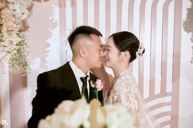 Đoàn Văn Hậu cùng Doãn Hải My dự đám cưới sao U23 Việt Nam: Mẹ bỉm diện đồ đơn giản vẫn "giật spotlight"- Ảnh 3.