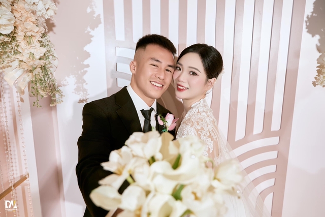 Đoàn Văn Hậu cùng Doãn Hải My dự đám cưới sao U23 Việt Nam: Mẹ bỉm diện đồ đơn giản vẫn "giật spotlight"- Ảnh 2.