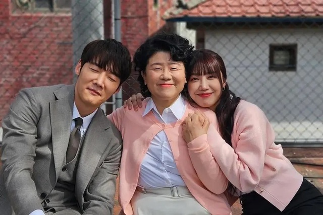 10 phim Hàn hay nhất 2024 do netizen bình chọn: Queen of Tears mất hút, số 1 là thảm họa rating 0%- Ảnh 4. 10 phim Hàn hay nhất 2024 do netizen bình chọn: Queen of Tears mất hút, số 1 là thảm họa rating 0%- Ảnh 4.