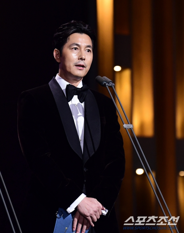 Rồng Xanh hứng "bão" chỉ trích vì bỏ qua 1 việc, chỉ tập trung cho Jung Woo Sung bao biện scandal- Ảnh 2. Rồng Xanh hứng "bão" chỉ trích vì bỏ qua 1 việc, chỉ tập trung cho Jung Woo Sung bao biện scandal- Ảnh 2.