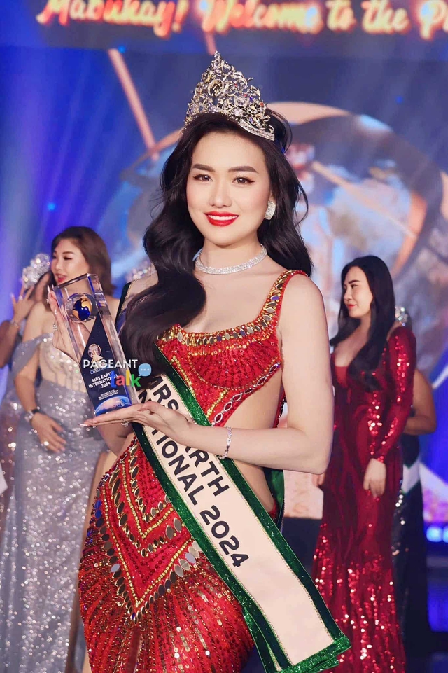 Việt Nam lại có thêm vương miện hoa hậu quốc tế: Vũ Thị Hoa đăng quang Mrs Earth International 2024- Ảnh 2.