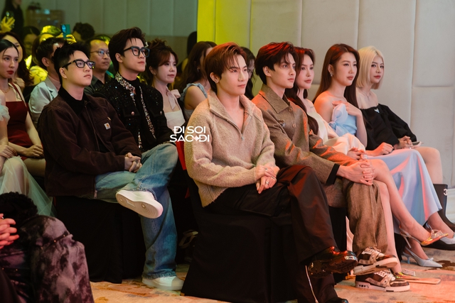 Hoa hậu Thuỳ Tiên ngượng ngùng khi có hành động tình cảm với 1 Anh Trai, Hoà Minzy "cứu nguy" mà chiếm luôn spotlight- Ảnh 13.