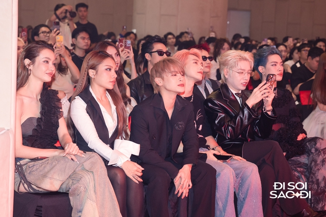 Hoa hậu Thuỳ Tiên ngượng ngùng khi có hành động tình cảm với 1 Anh Trai, Hoà Minzy "cứu nguy" mà chiếm luôn spotlight- Ảnh 14.
