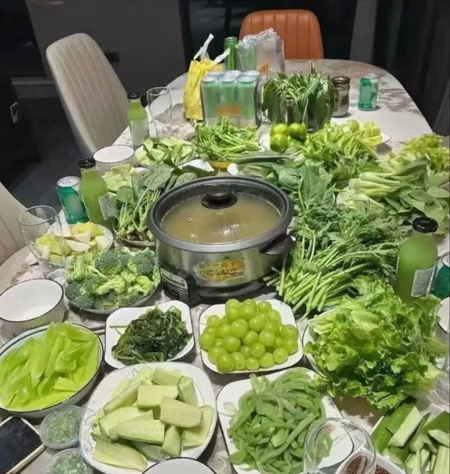 Cười ra nước mắt với tiệc tất niên: Lẩu xanh mướt và thịt "tan vào nước" gây bão mạng- Ảnh 1. Cười ra nước mắt với tiệc tất niên: Lẩu xanh mướt và thịt "tan vào nước" gây bão mạng- Ảnh 1.