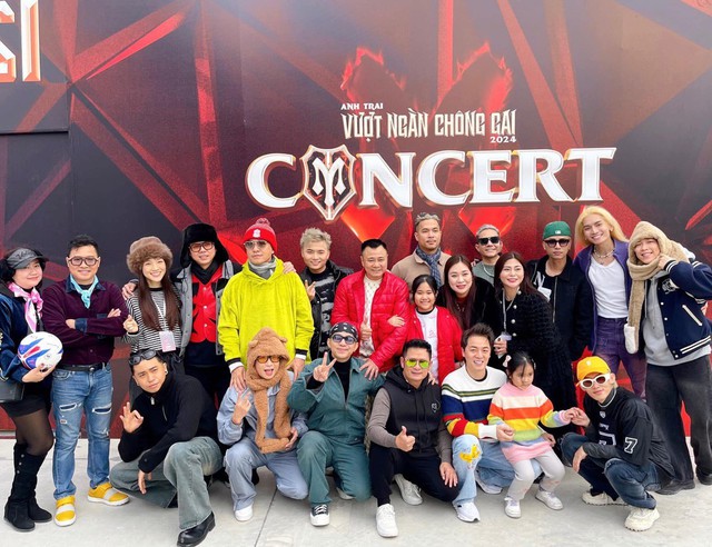 NSND Tự Long vừa quẩy vừa chống nạnh lấy sức, nhiệt huyết ra sao m&agrave; netizen thương v&ocirc; c&ugrave;ng- Ảnh 1.