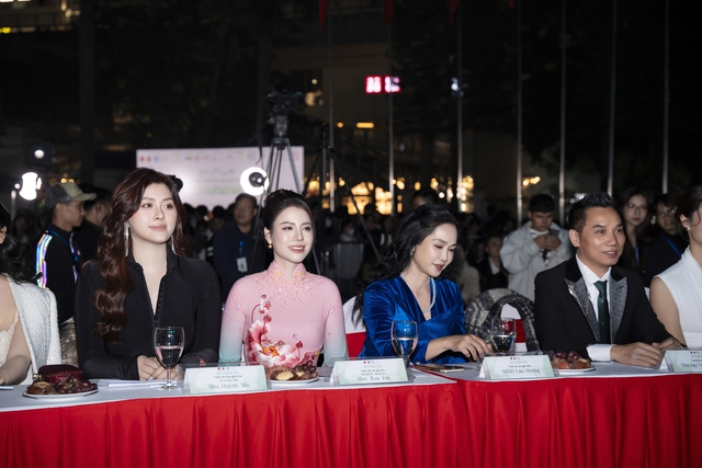 NSND Lan Hương ngồi ghế nóng cuộc thi nhan sắc cùng NTK Thoa Trần- Ảnh 2. NSND Lan Hương ngồi ghế nóng cuộc thi nhan sắc cùng NTK Thoa Trần- Ảnh 2.