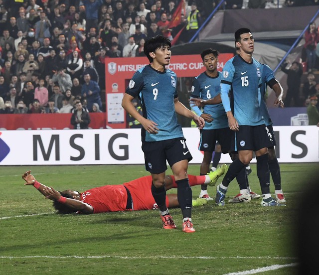 Cận cảnh: Xuân Son bị kéo rách áo, hưởng penalty và ghi bàn giúp ĐT Việt Nam "xé lưới" Singapore- Ảnh 1.