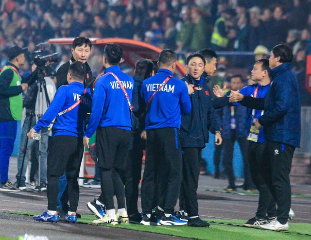 Cận cảnh: Xuân Son bị kéo rách áo, hưởng penalty và ghi bàn giúp ĐT Việt Nam "xé lưới" Singapore- Ảnh 11.