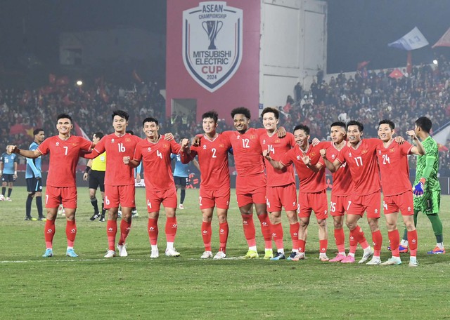 Cận cảnh: Xuân Son bị kéo rách áo, hưởng penalty và ghi bàn giúp ĐT Việt Nam "xé lưới" Singapore- Ảnh 7.
