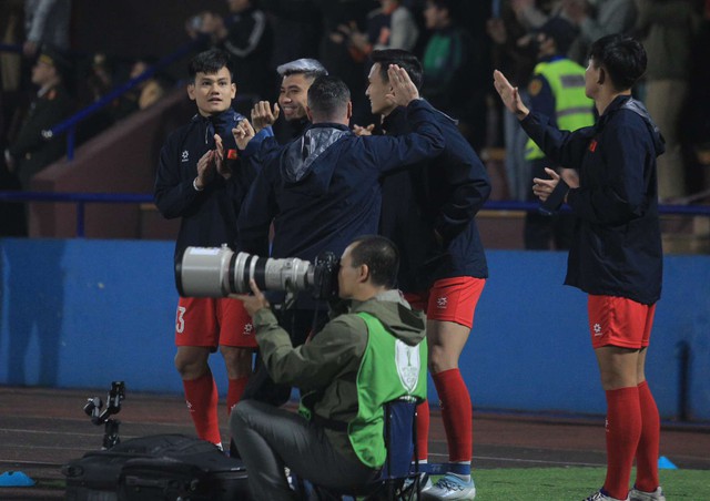 Cận cảnh: Xuân Son bị kéo rách áo, hưởng penalty và ghi bàn giúp ĐT Việt Nam "xé lưới" Singapore- Ảnh 10.