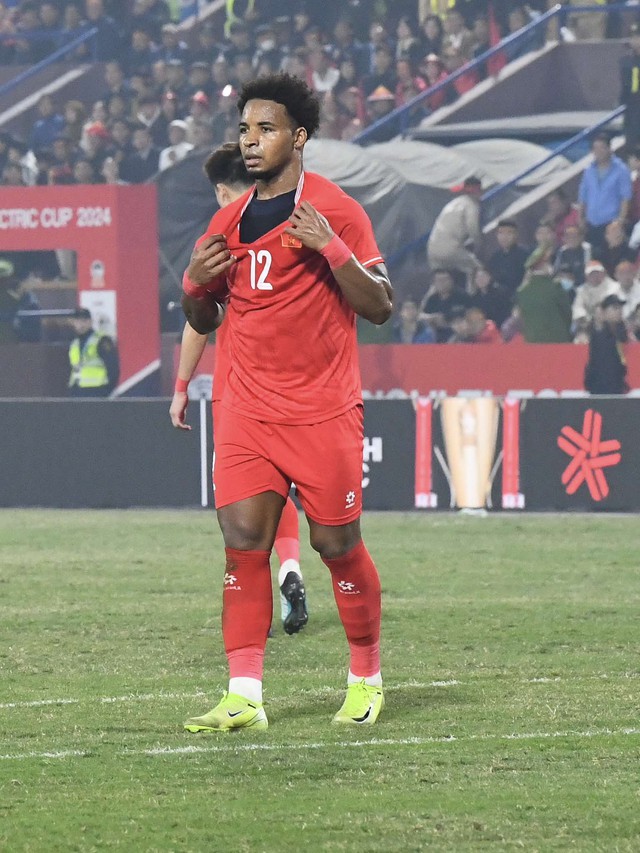 Cận cảnh: Xuân Son bị kéo rách áo, hưởng penalty và ghi bàn giúp ĐT Việt Nam "xé lưới" Singapore- Ảnh 2.