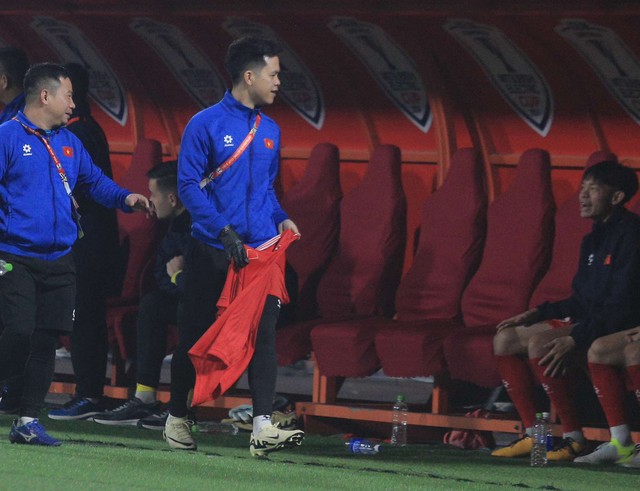 Cận cảnh: Xuân Son bị kéo rách áo, hưởng penalty và ghi bàn giúp ĐT Việt Nam "xé lưới" Singapore- Ảnh 4.