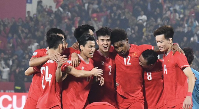 Cận cảnh: Xuân Son bị kéo rách áo, hưởng penalty và ghi bàn giúp ĐT Việt Nam "xé lưới" Singapore- Ảnh 9.