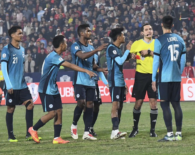 Cận cảnh: Xuân Son bị kéo rách áo, hưởng penalty và ghi bàn giúp ĐT Việt Nam "xé lưới" Singapore- Ảnh 12.