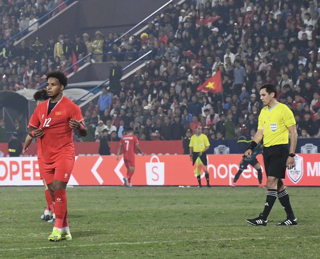 Cận cảnh: Xuân Son bị kéo rách áo, hưởng penalty và ghi bàn giúp ĐT Việt Nam "xé lưới" Singapore- Ảnh 3.