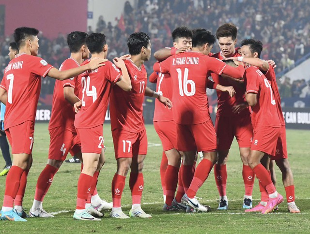 Cận cảnh: Xuân Son bị kéo rách áo, hưởng penalty và ghi bàn giúp ĐT Việt Nam "xé lưới" Singapore- Ảnh 8.