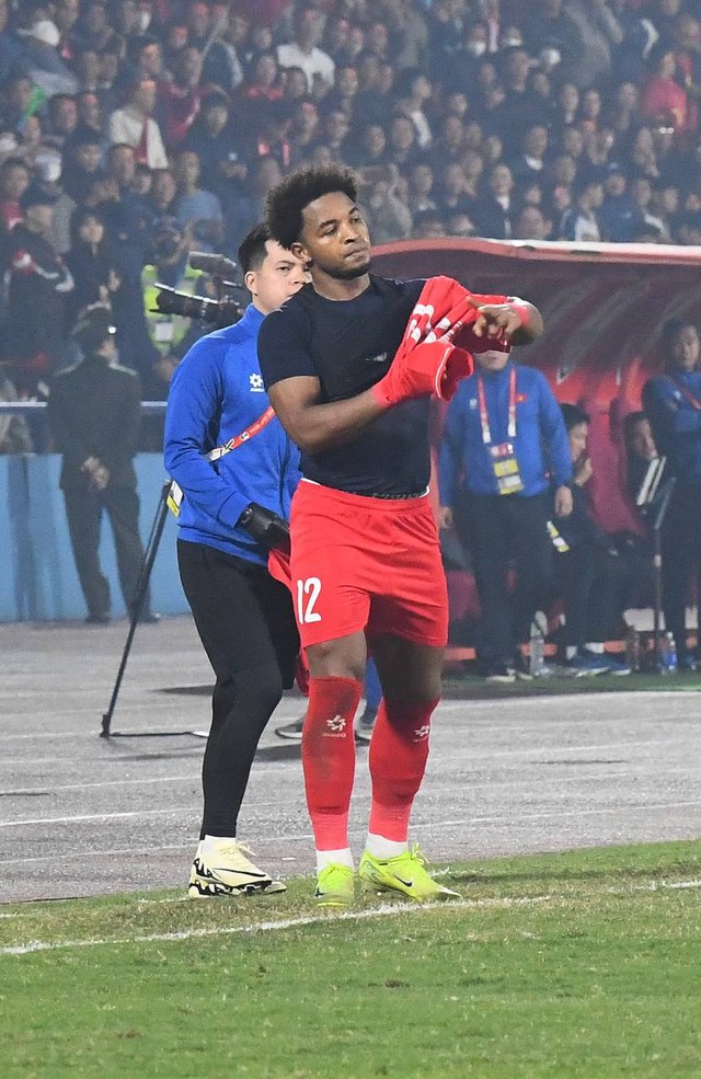 Cận cảnh: Xuân Son bị kéo rách áo, hưởng penalty và ghi bàn giúp ĐT Việt Nam "xé lưới" Singapore- Ảnh 5.