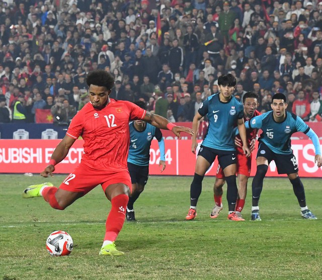 Cận cảnh: Xuân Son bị kéo rách áo, hưởng penalty và ghi bàn giúp ĐT Việt Nam "xé lưới" Singapore- Ảnh 6.