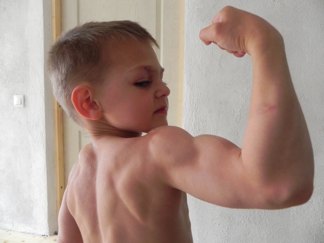 “Cậu bé khỏe nhất thế giới” tập gym từ lúc 2 tuổi, công việc và ngoại hình sau 15 năm gây ngỡ ngàng- Ảnh 2. “Cậu bé khỏe nhất thế giới” tập gym từ lúc 2 tuổi, công việc và ngoại hình sau 15 năm gây ngỡ ngàng- Ảnh 2.
