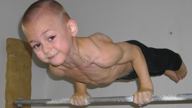 “Cậu bé khỏe nhất thế giới” tập gym từ lúc 2 tuổi, công việc và ngoại hình sau 15 năm gây ngỡ ngàng- Ảnh 3. “Cậu bé khỏe nhất thế giới” tập gym từ lúc 2 tuổi, công việc và ngoại hình sau 15 năm gây ngỡ ngàng- Ảnh 3.