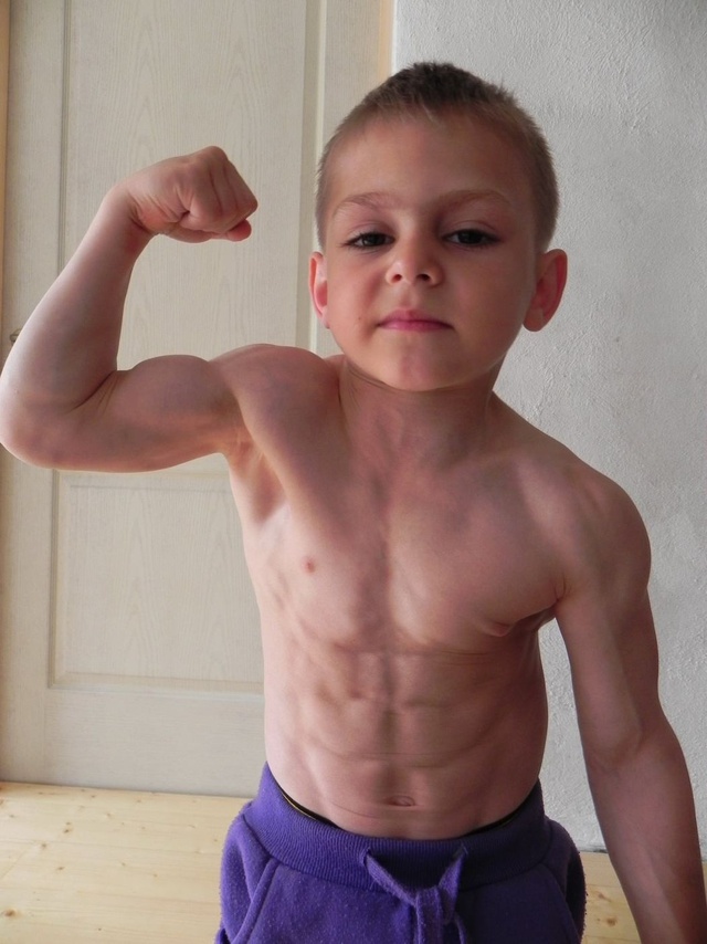 “Cậu bé khỏe nhất thế giới” tập gym từ lúc 2 tuổi, công việc và ngoại hình sau 15 năm gây ngỡ ngàng- Ảnh 1. “Cậu bé khỏe nhất thế giới” tập gym từ lúc 2 tuổi, công việc và ngoại hình sau 15 năm gây ngỡ ngàng- Ảnh 1.