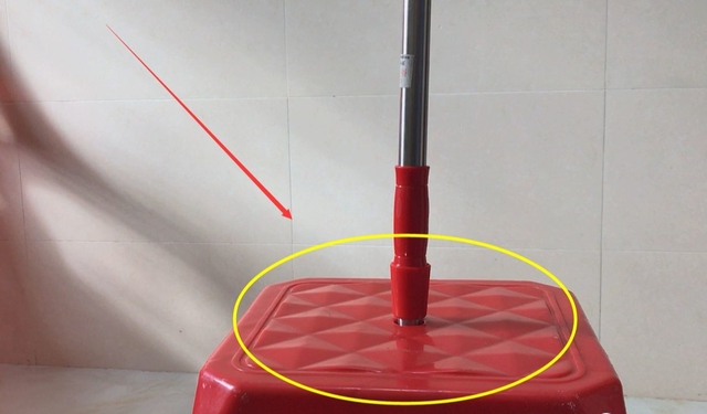 Ngồi ghế nhựa hàng chục năm, giờ tôi mới biết cách dùng chiếc lỗ nhỏ này: Tự trách mình "vô tri"- Ảnh 4.