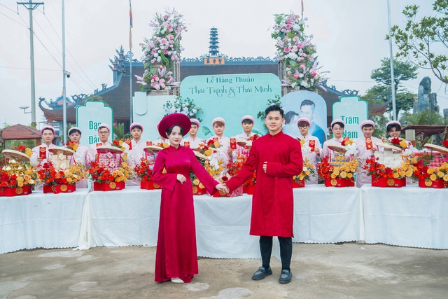 Vợ chồng ca sĩ Thái Trinh rạng rỡ trong lễ hằng thuận- Ảnh 1.
