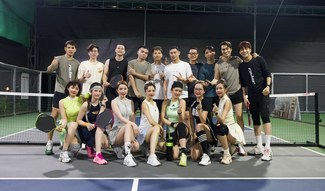 Diễn viên Huỳnh Anh và vợ MC hơn 6 tuổi chơi pickleball, hết hot trend vẫn lên sân "phẩy vợt" đều- Ảnh 7. Diễn viên Huỳnh Anh và vợ MC hơn 6 tuổi chơi pickleball, hết hot trend vẫn lên sân "phẩy vợt" đều- Ảnh 7.