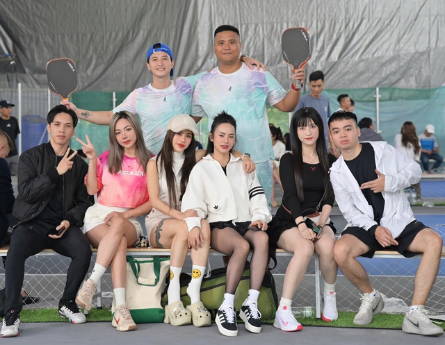 Diễn viên Huỳnh Anh và vợ MC hơn 6 tuổi chơi pickleball, hết hot trend vẫn lên sân "phẩy vợt" đều- Ảnh 6. Diễn viên Huỳnh Anh và vợ MC hơn 6 tuổi chơi pickleball, hết hot trend vẫn lên sân "phẩy vợt" đều- Ảnh 6.