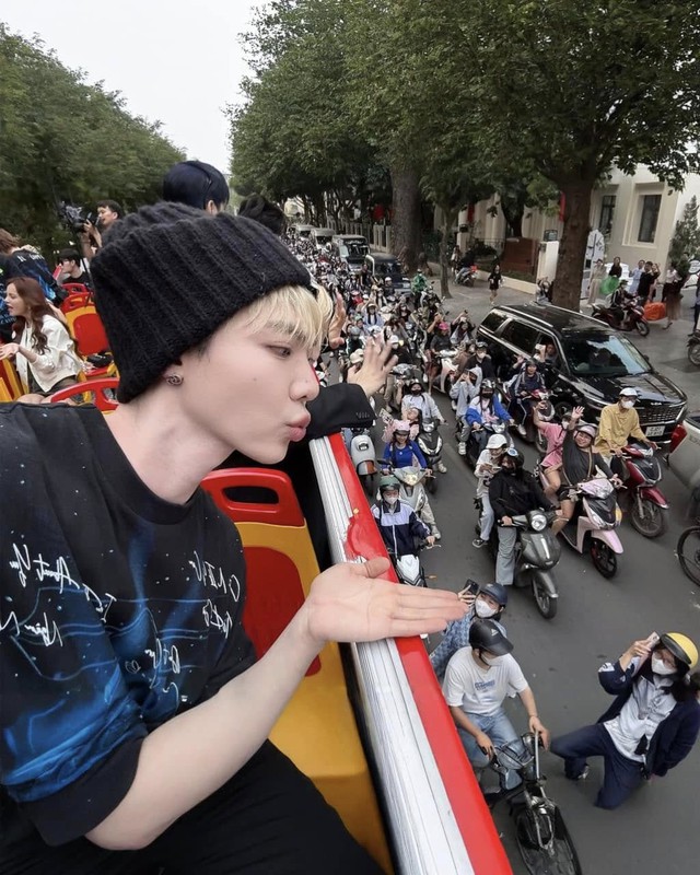 Erik bị fan réo gọi chất vấn vì một bức hình lạ khi cùng dàn Anh trai say hi đi diễu hành ở Hà Nội- Ảnh 2. Erik bị fan réo gọi chất vấn vì một bức hình lạ khi cùng dàn Anh trai say hi đi diễu hành ở Hà Nội- Ảnh 2.