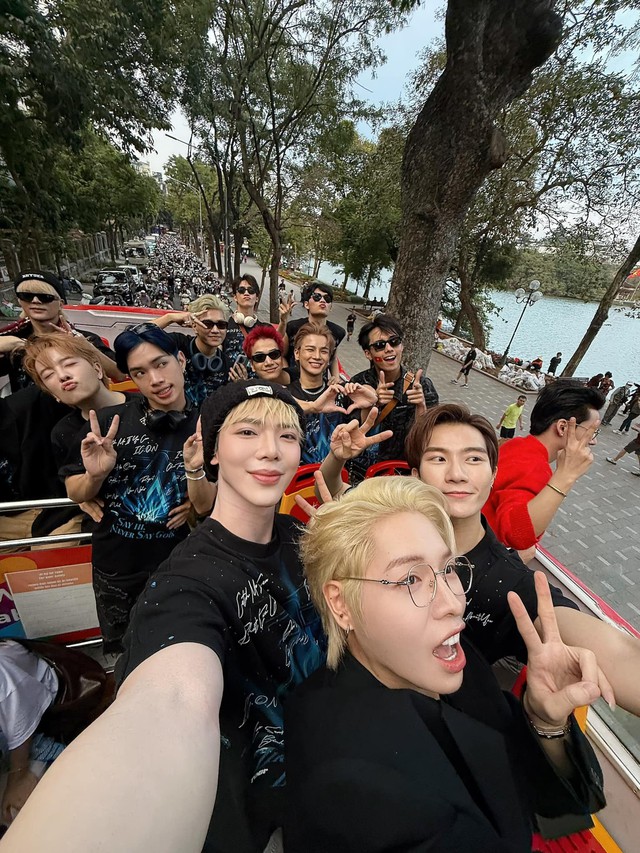 Erik bị fan réo gọi chất vấn vì một bức hình lạ khi cùng dàn Anh trai say hi đi diễu hành ở Hà Nội- Ảnh 1. Erik bị fan réo gọi chất vấn vì một bức hình lạ khi cùng dàn Anh trai say hi đi diễu hành ở Hà Nội- Ảnh 1.
