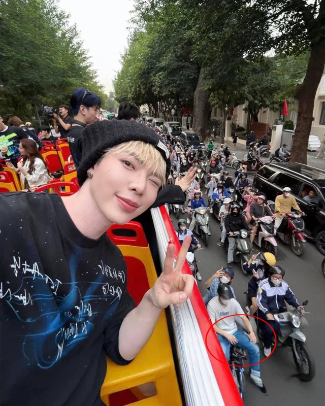 Erik bị fan réo gọi chất vấn vì một bức hình lạ khi cùng dàn Anh trai say hi đi diễu hành ở Hà Nội- Ảnh 3. Erik bị fan réo gọi chất vấn vì một bức hình lạ khi cùng dàn Anh trai say hi đi diễu hành ở Hà Nội- Ảnh 3.