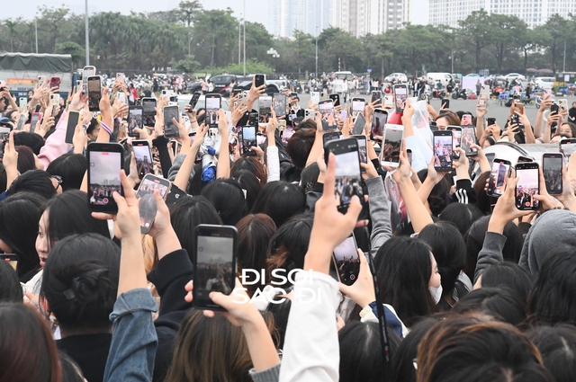 NGAY LÚC NÀY: Đông nghẹt fan đổ bộ SVĐ Mỹ Đình cổ vũ các Anh Trai Say Hi, thần tượng Kpop cũng chỉ đến thế!- Ảnh 1.