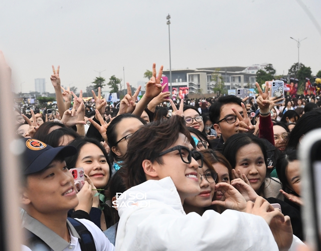NGAY LÚC NÀY: Đông nghẹt fan đổ bộ SVĐ Mỹ Đình cổ vũ các Anh Trai Say Hi, thần tượng Kpop cũng chỉ đến thế!- Ảnh 2.
