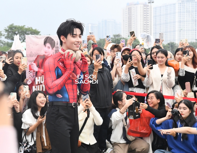 NGAY LÚC NÀY: Đông nghẹt fan đổ bộ SVĐ Mỹ Đình cổ vũ các Anh Trai Say Hi, thần tượng Kpop cũng chỉ đến thế!- Ảnh 3.