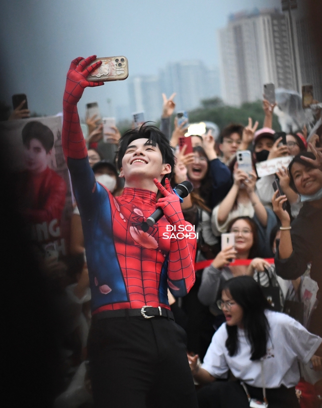 NGAY LÚC NÀY: Đông nghẹt fan đổ bộ SVĐ Mỹ Đình cổ vũ các Anh Trai Say Hi, thần tượng Kpop cũng chỉ đến thế!- Ảnh 4.