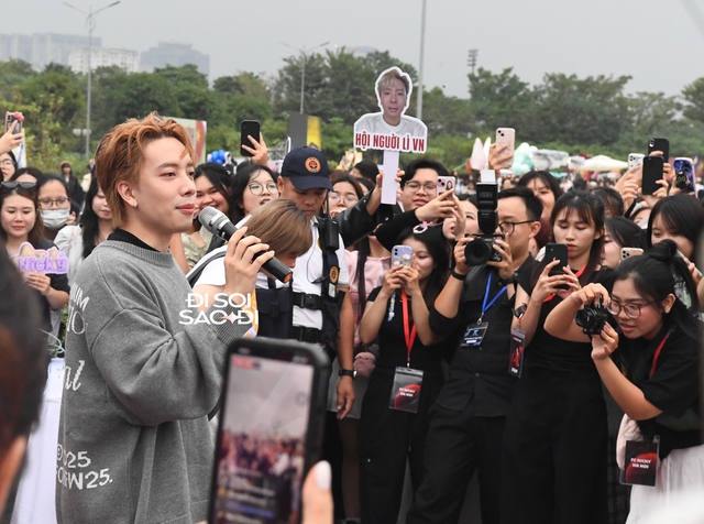 NGAY LÚC NÀY: Đông nghẹt fan đổ bộ SVĐ Mỹ Đình cổ vũ các Anh Trai Say Hi, thần tượng Kpop cũng chỉ đến thế!- Ảnh 10.