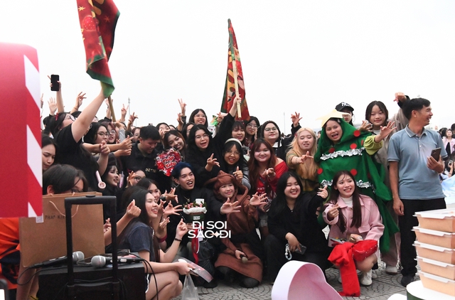 NGAY LÚC NÀY: Đông nghẹt fan đổ bộ SVĐ Mỹ Đình cổ vũ các Anh Trai Say Hi, thần tượng Kpop cũng chỉ đến thế!- Ảnh 13.