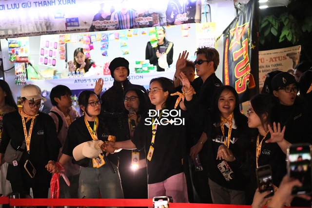 NGAY LÚC NÀY: Đông nghẹt fan đổ bộ SVĐ Mỹ Đình cổ vũ các Anh Trai Say Hi, thần tượng Kpop cũng chỉ đến thế!- Ảnh 9.
