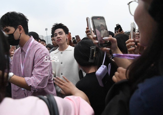 NGAY LÚC NÀY: Đông nghẹt fan đổ bộ SVĐ Mỹ Đình cổ vũ các Anh Trai Say Hi, thần tượng Kpop cũng chỉ đến thế!- Ảnh 7.