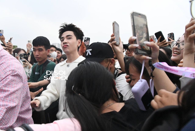NGAY LÚC NÀY: Đông nghẹt fan đổ bộ SVĐ Mỹ Đình cổ vũ các Anh Trai Say Hi, thần tượng Kpop cũng chỉ đến thế!- Ảnh 6.