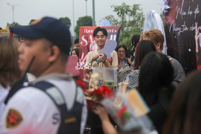 NGAY LÚC NÀY: Đông nghẹt fan đổ bộ SVĐ Mỹ Đình cổ vũ các Anh Trai Say Hi, thần tượng Kpop cũng chỉ đến thế!- Ảnh 14.